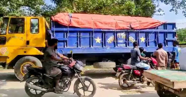 ঘটনাস্থল ও দুর্ঘটনাসংশ্লিষ্ট ট্রাক